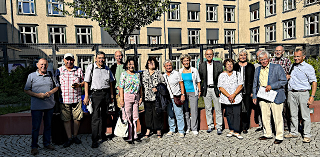2024 Gruppenfoto im Innenhof